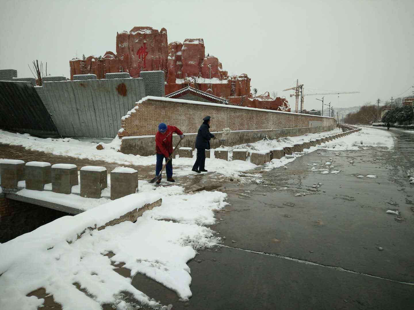 河南伟志钢模板厂家扫雪忙