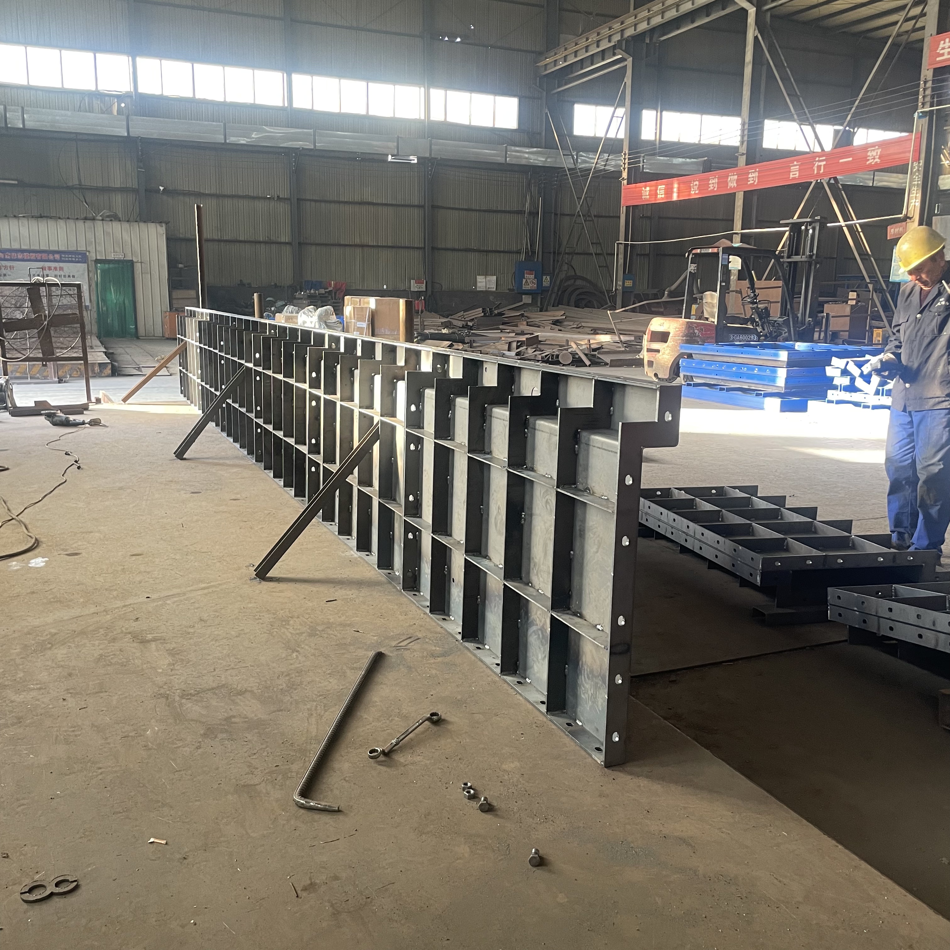 水渠钢模板试拼装,严苛质检只为客户满意!