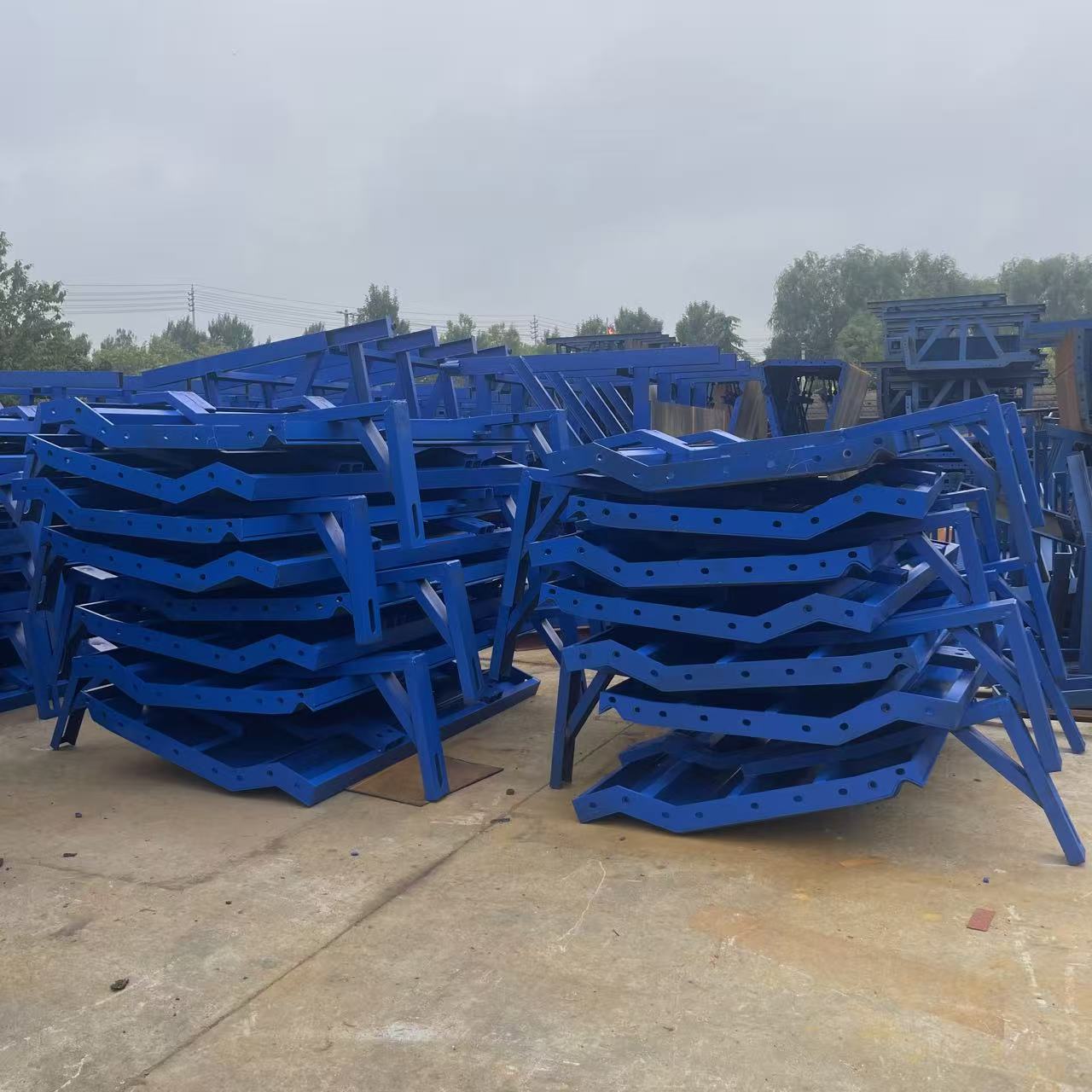 伟志护栏钢模板:为每一条平安大道筑就坚实根基